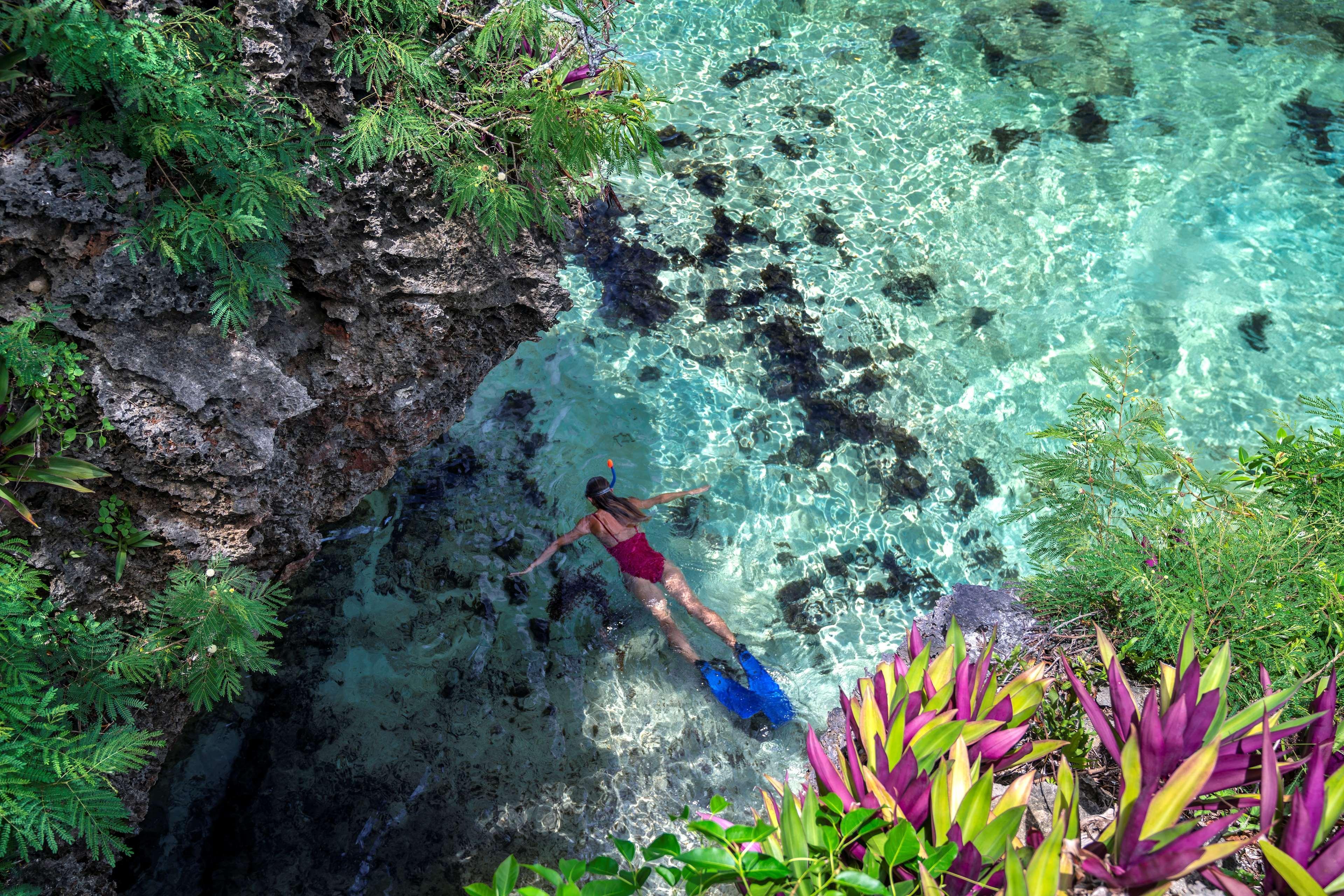 Shangri-La Yanuca Island, Fiji Voua Luaran gambar A woman snorkeling at the Blue Grotto