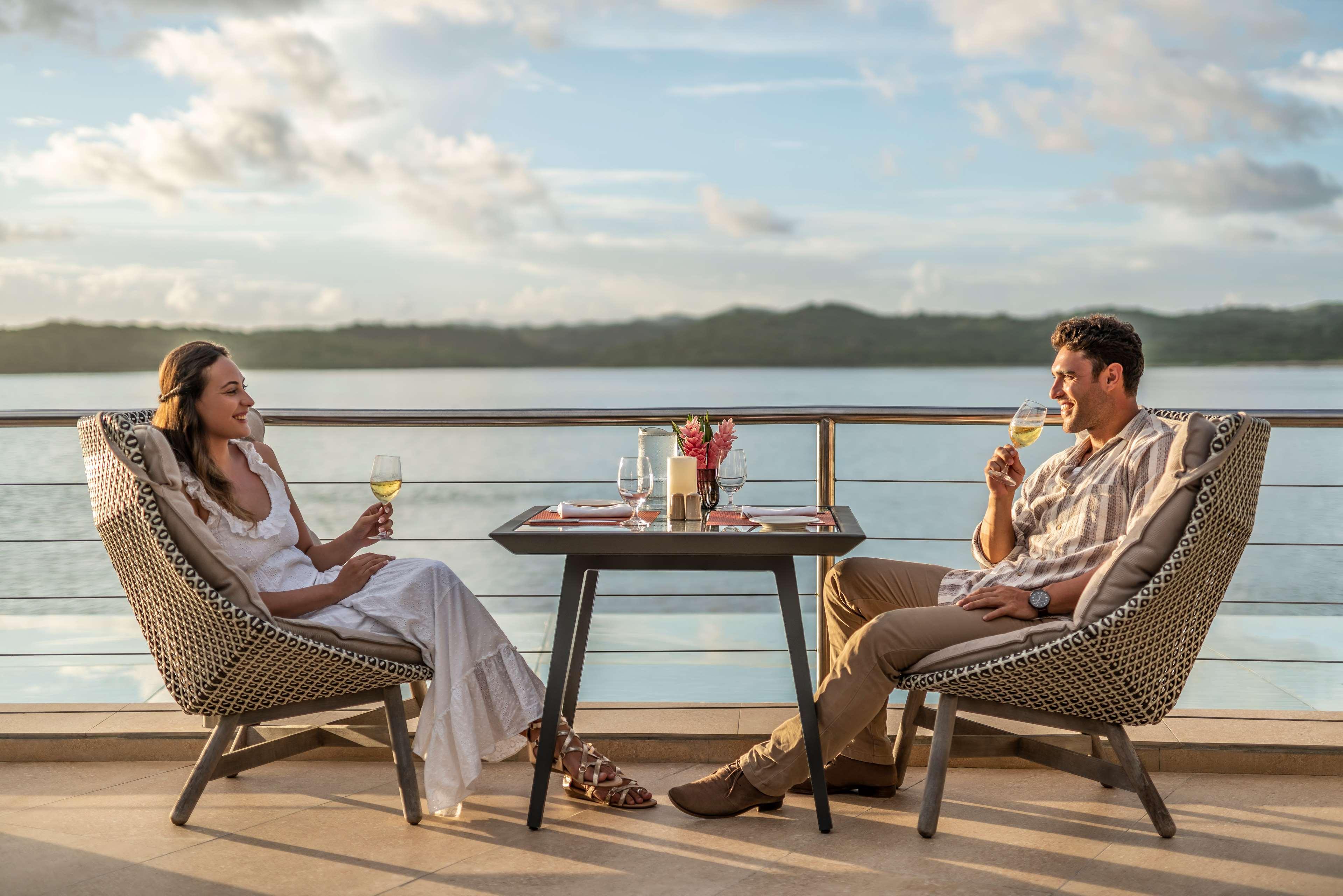 Shangri-La Yanuca Island, Fiji Voua Luaran gambar A couple on the balcony of a suite on the Regent Seven Seas Mariner